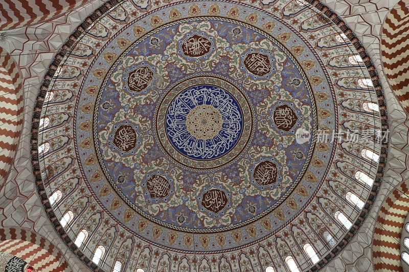 瓷砖图案的圆顶内部建筑在Edirne Selimiye清真寺，圆顶上有阿拉伯文字